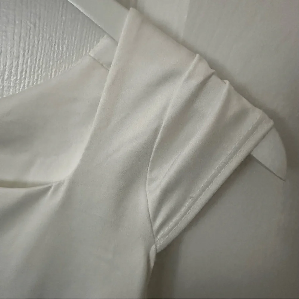 White Short Sleeve Crop Top - Picture 3 of 5